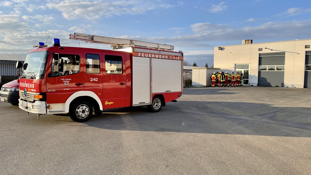 Feuerwehrübung im gewerbepark binsdorf am 21.4.2022 - Schulung am Freischaltelement Bild 2